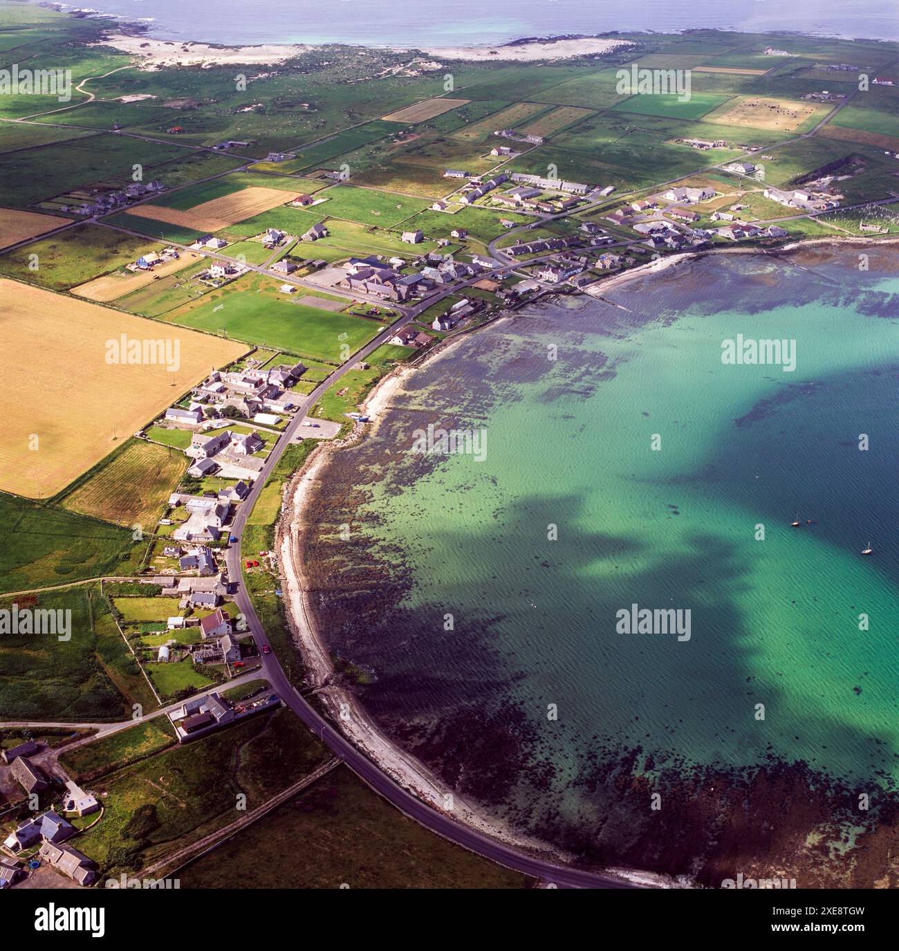 Veduta aerea di Pierowall, sulla baia di Pierowall Westray, Isole Orcadi, Scozia, Regno Unito Foto Stock