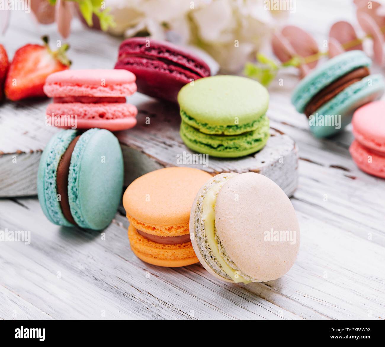 Macaron francesi. caffè, cioccolato, vaniglia e macaron di lamponi Foto Stock