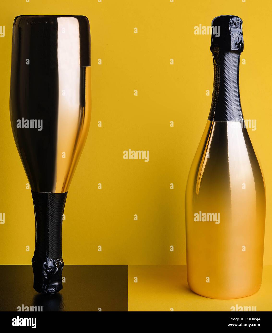 Due eleganti bottiglie di champagne su sfondo giallo-nero Foto Stock