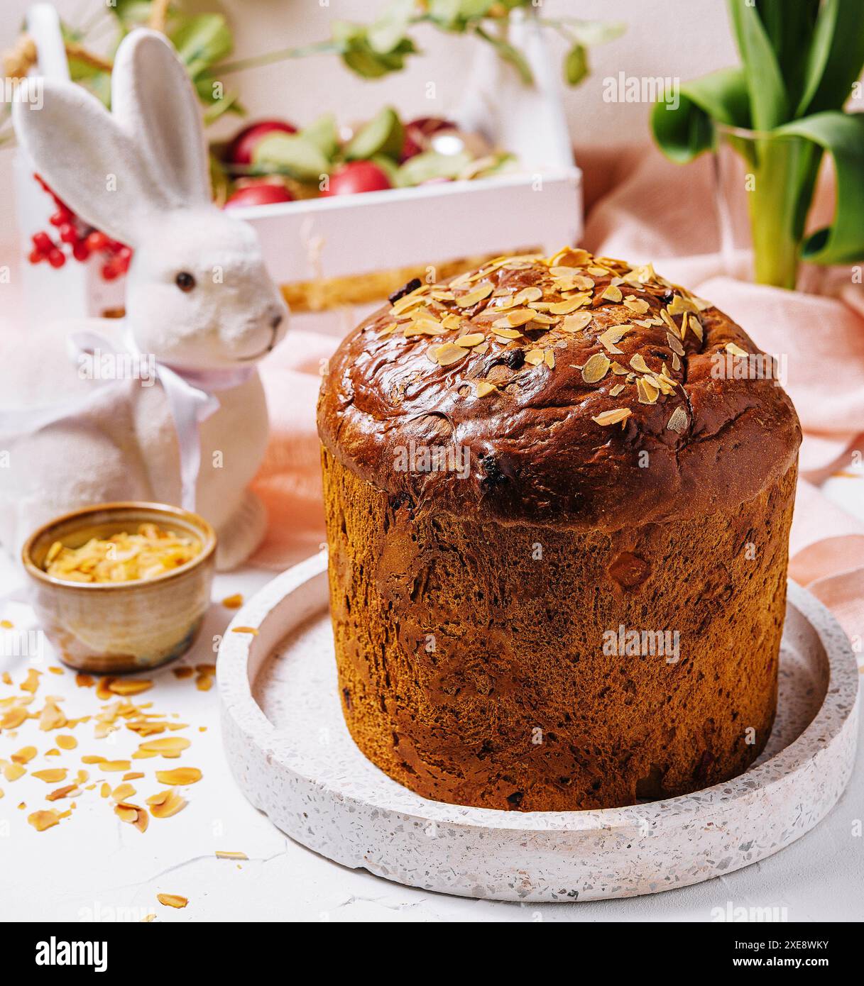 Tavola di pasqua per le feste con pasto tradizionale a casa Foto Stock