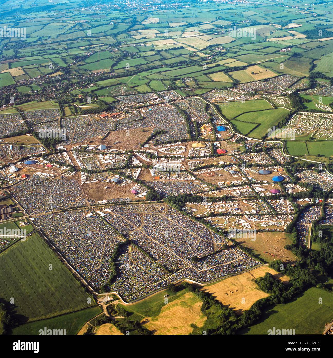 Aerial Image Glastonbury Festival, un'immagine ampia che mostra l'intero sito del festival. Sab 28 giugno 2003, Worthy Farm, Pilton, vicino a Glastonbury, Somerset, Inghilterra, Regno Unito Foto Stock