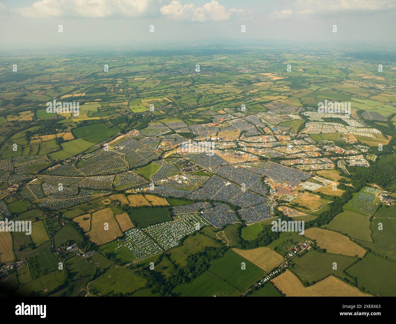 Aerial Image Glastonbury Festival, un'immagine ampia che mostra un mosaico colorato di frequentatori del festival, tende e automobili. Sab 26 giugno 2010, Worthy Farm, Pilton, vicino a Glastonbury, Inghilterra, REGNO UNITO Foto Stock