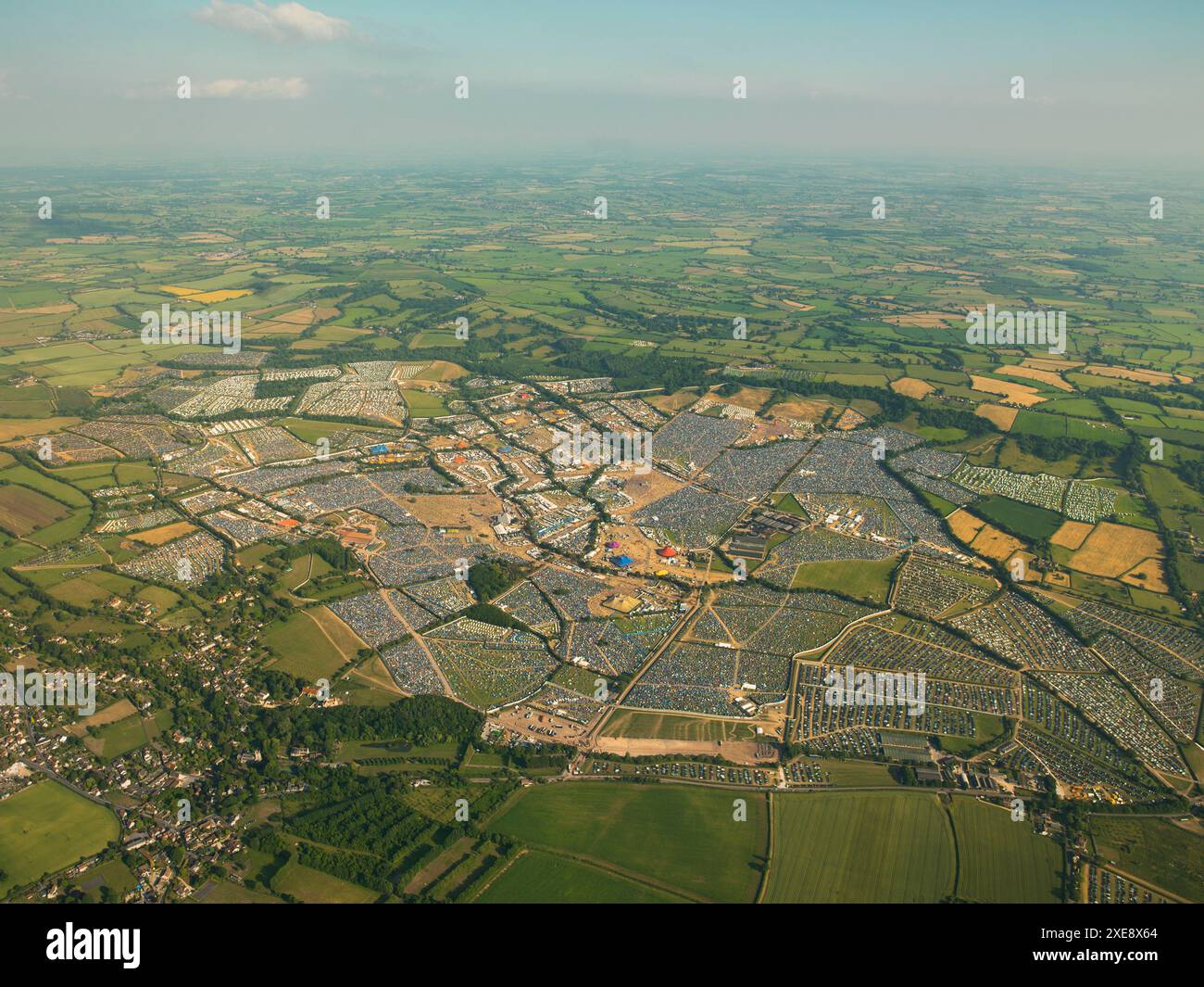 Aerial Image Glastonbury Festival, un'immagine ampia che mostra un mosaico colorato di frequentatori del festival, tende e automobili. Sab 26 giugno 2010, Worthy Farm, Pilton, vicino a Glastonbury, Inghilterra, REGNO UNITO Foto Stock