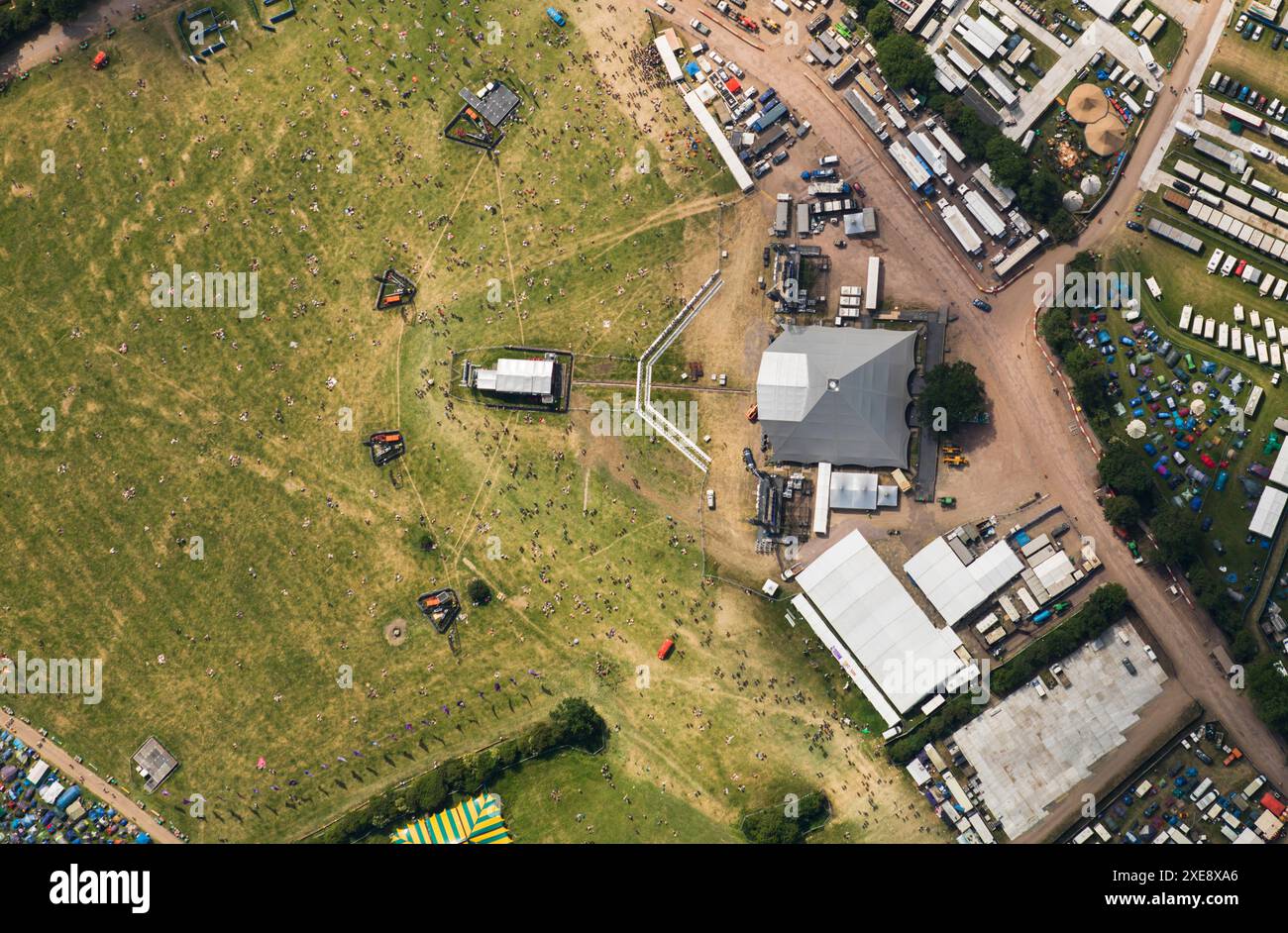 Vista aerea al Glastonbury Festival che mostra il palco principale della Piramide prima degli spettacoli, giovedì 24 giugno 2010, Worthy Farm, Pilton, vicino a Glastonbury, Inghilterra, REGNO UNITO Foto Stock