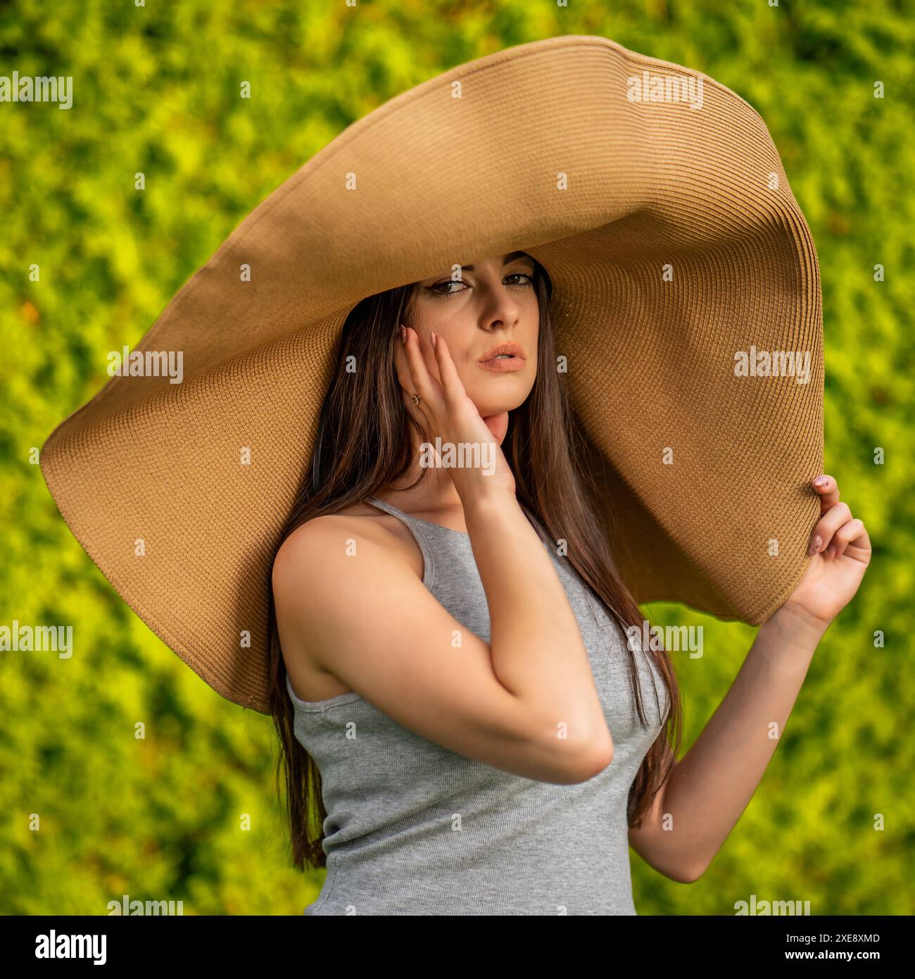 Giovane bella donna con grande cappello estivo Foto Stock