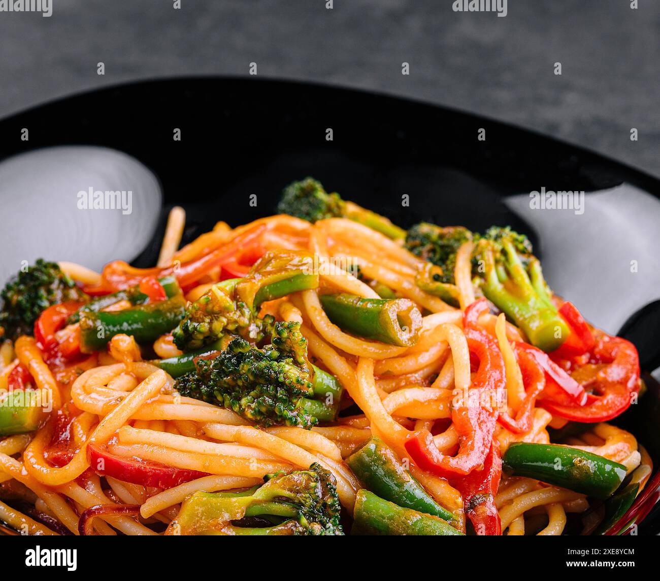 Spaghetti di verdure e frumento integrale con fagioli verdi, broccoli e pepe Foto Stock