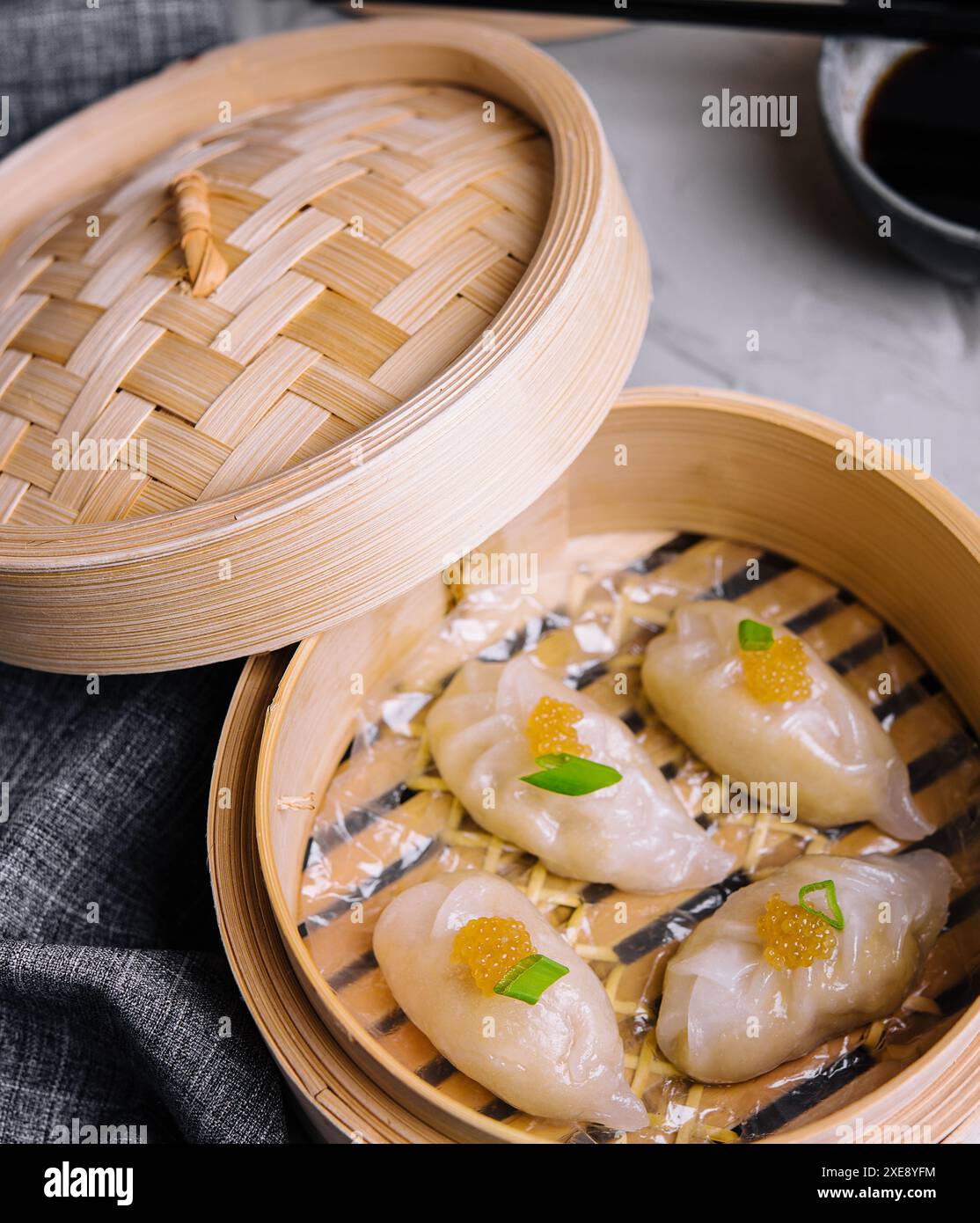 Gnocchi di gamberi cotti al vapore dim sum con caviale di luccio Foto Stock