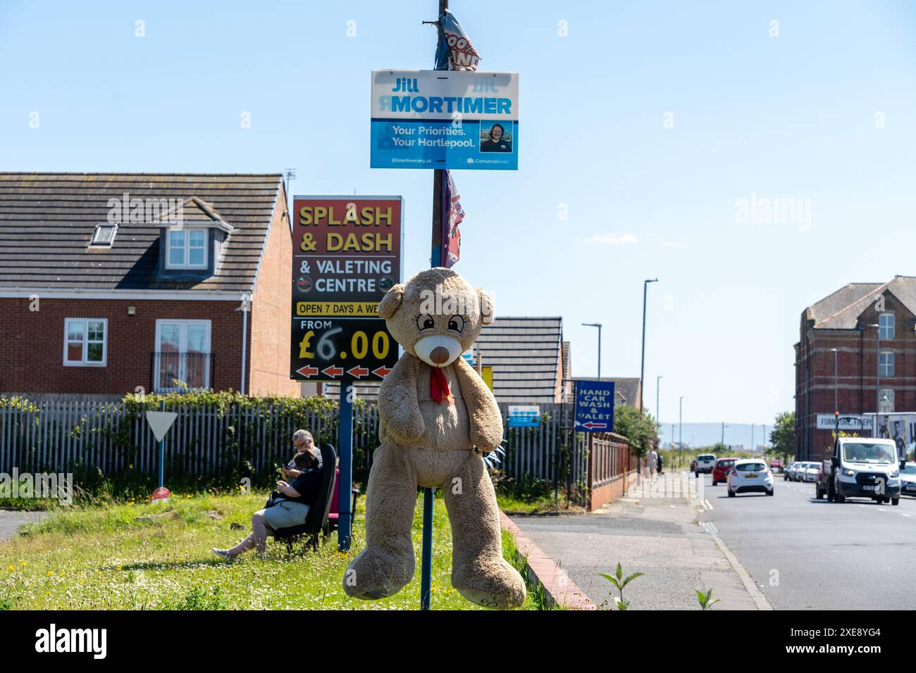 Hartlepool, Cleveland, Regno Unito. 26 giugno 2024. Hartlepool, dove i candidati alle elezioni generali del 2024 includono Jill Mortimer (con) e Jonathan Brash (Lab). Nelle elezioni locali di maggio in città, i laburisti ottennero tutti gli 8 seggi del consiglio da con (6) e Ind (2). Nella foto: Mostra di un orsacchiotto e di un tabellone elettorale conservatore in un autolavaggio. Crediti: Hazel Plater/Alamy Live News Foto Stock
