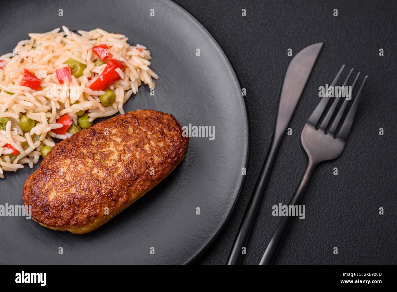 Deliziose cotolette fritte o polpette di pesce tritato con riso Foto Stock