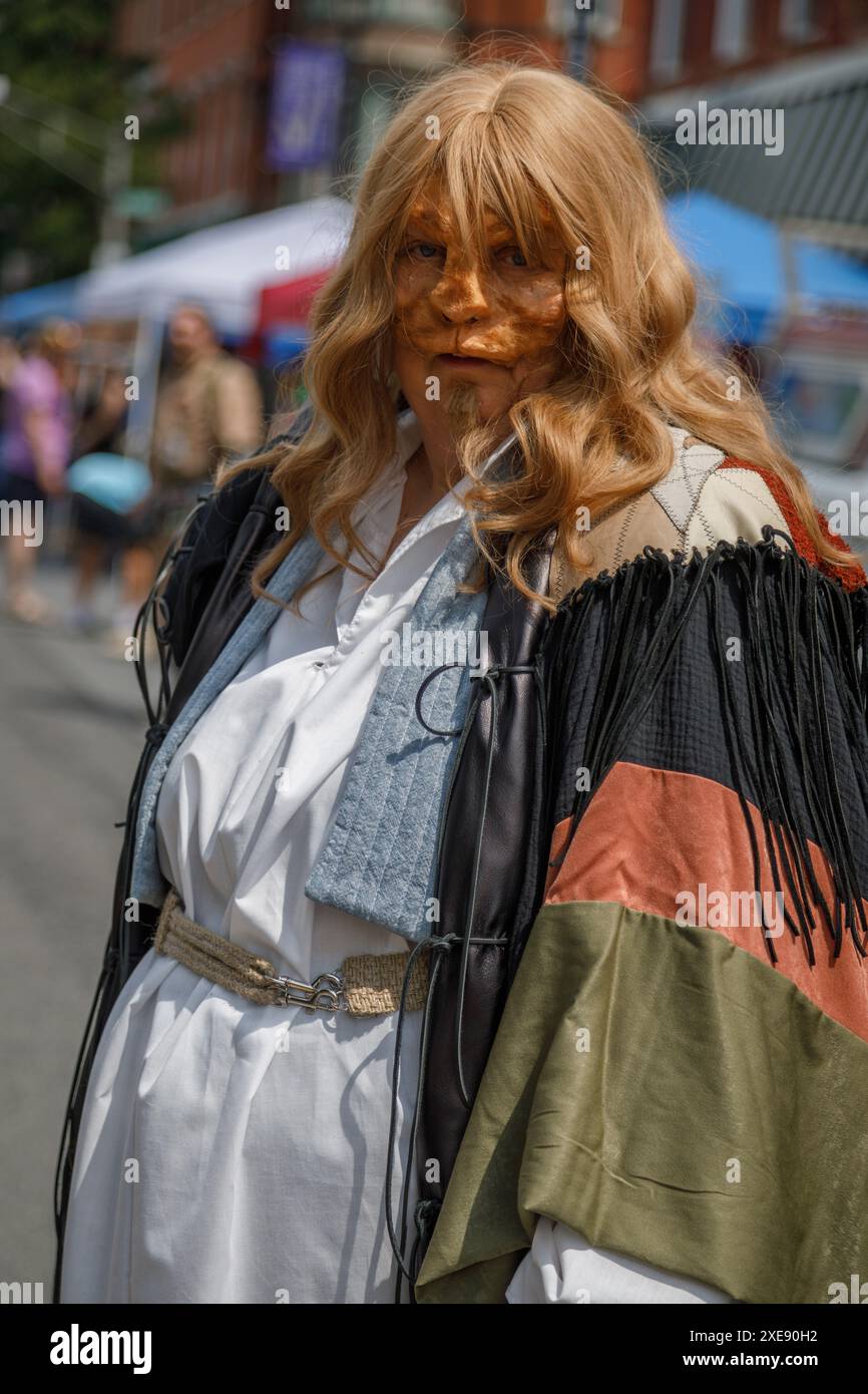 Johnstown, New York, 22 giugno 2024: I cosplayers scesero in strada all'annuale festa del blocco Toying Around. Foto Stock