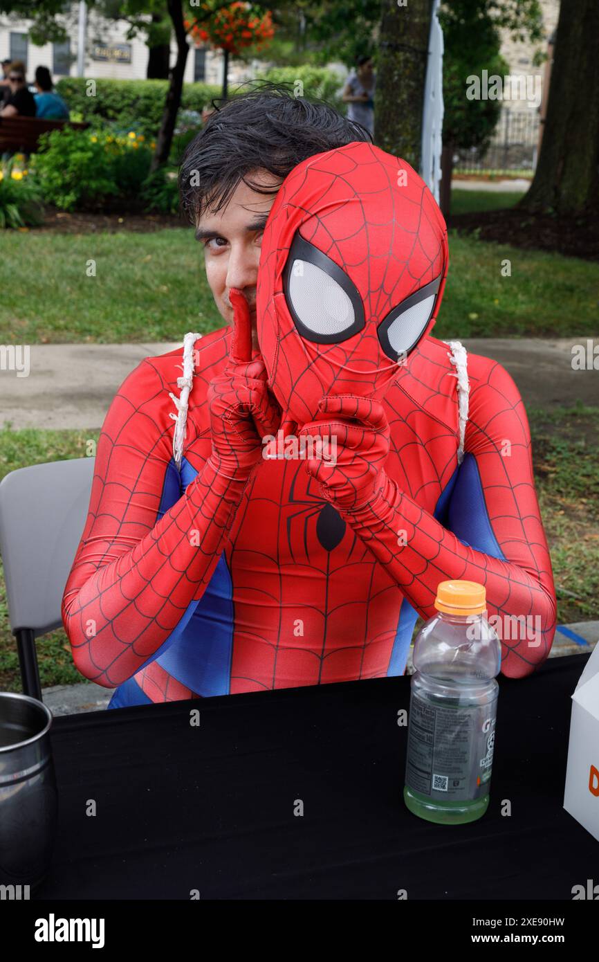 Johnstown, New York, 22 giugno 2024: I cosplayers - tra cui Spiderman - scesero in strada all'annuale festa del blocco Toying Around. Foto Stock