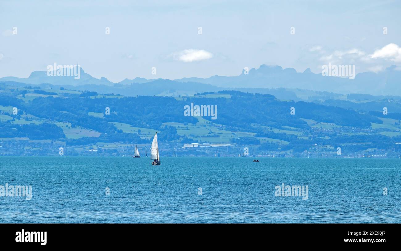 Lago di Costanza vicino a Friedrichshafen, vista dell'Hoher Kasten e dello Stauberenkanzel, Svizzera Foto Stock