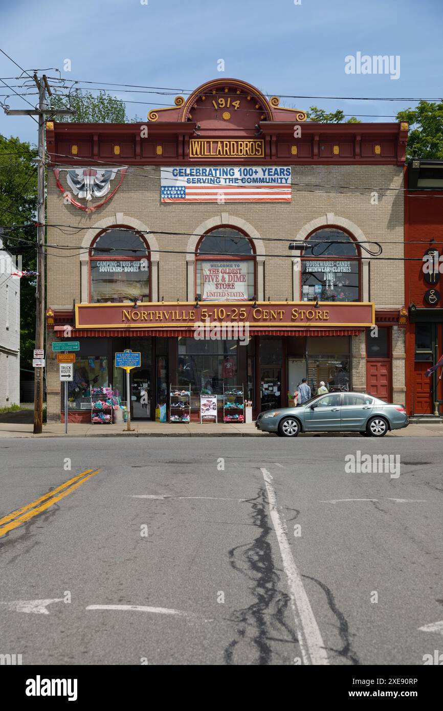 Il Northville 5-10-25-Cent Store afferma di essere il più vecchio negozio di cinque centesimi negli Stati Uniti. Contea di Fulton, Stato di New York. Foto Stock Il Northville 5-10-25-Cent Store afferma di essere il più vecchio negozio di cinque centesimi negli Stati Uniti. Contea di Fulton, Stato di New York. Foto Stock
