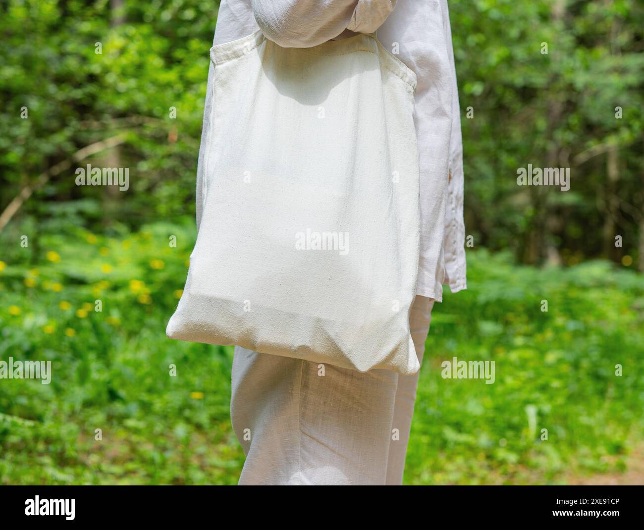 . Borsa tote in tela, zaino a spalla in tessuto di lino naturale, sfondo naturale. Foto Stock