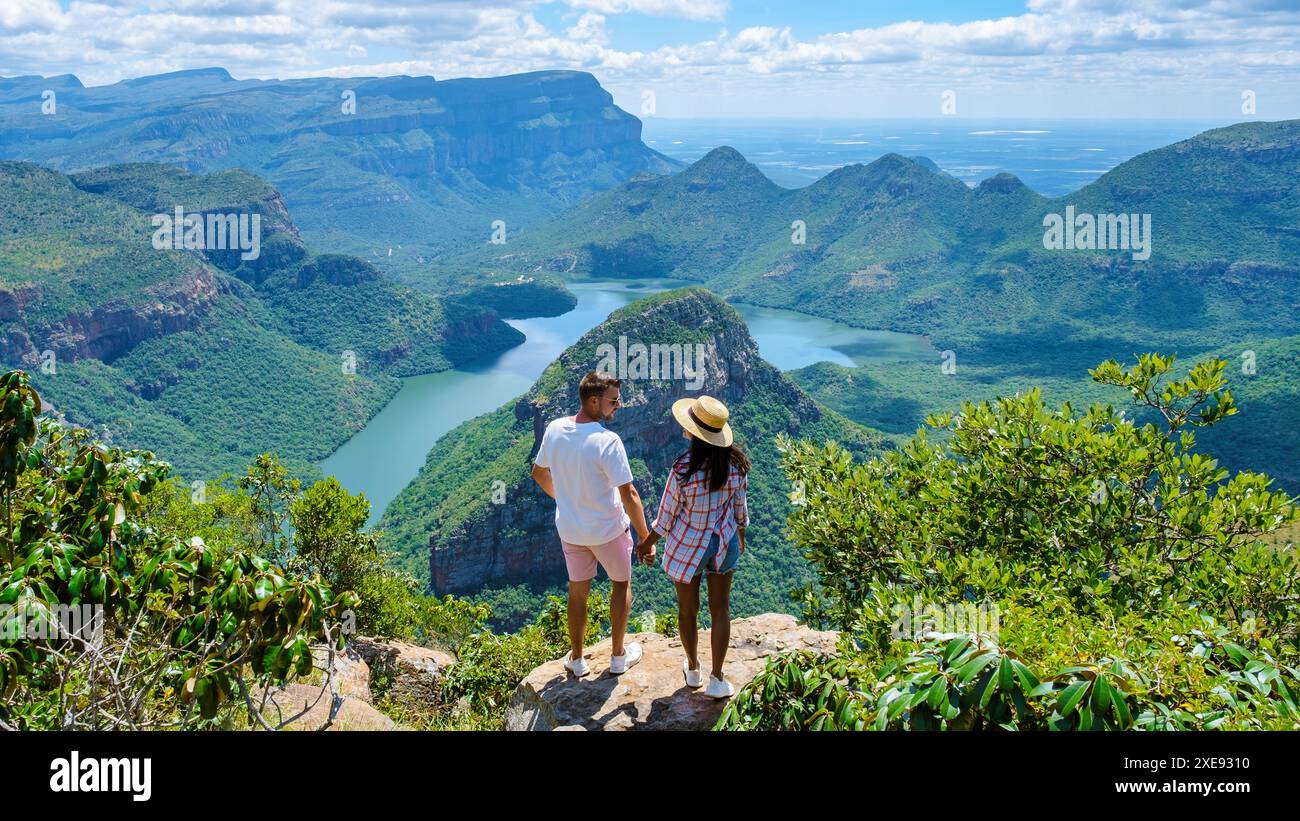 Coppia visita la Panorama Route Sud Africa, il canyon del fiume Blyde con i tre rondavel Foto Stock