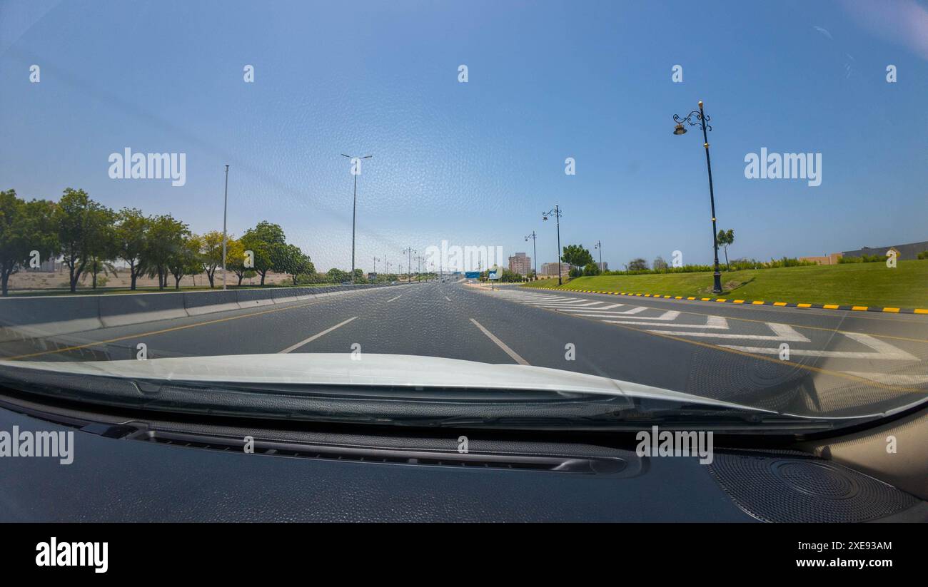 Foto di un'autostrada in una città di Mascate, Oman, in auto durante il sole del giorno primaverile Foto Stock