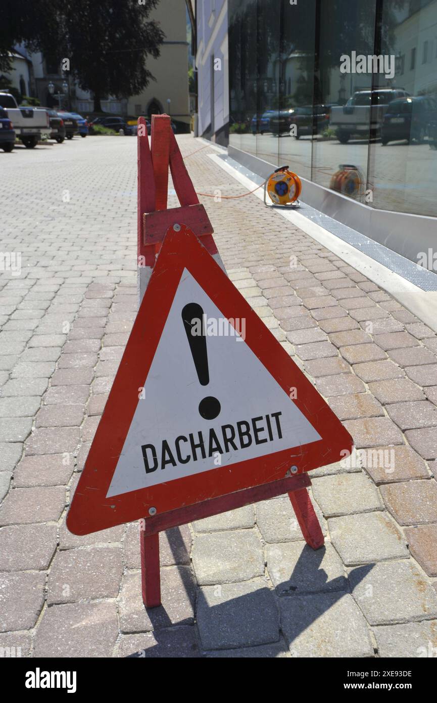 Roofer al lavoro in un edificio Foto Stock