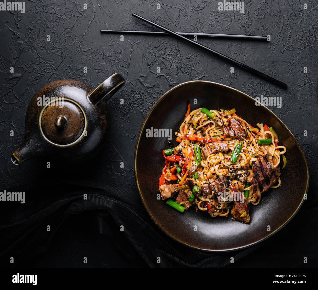 Mescolare gli spaghetti con verdure e manzo Foto Stock