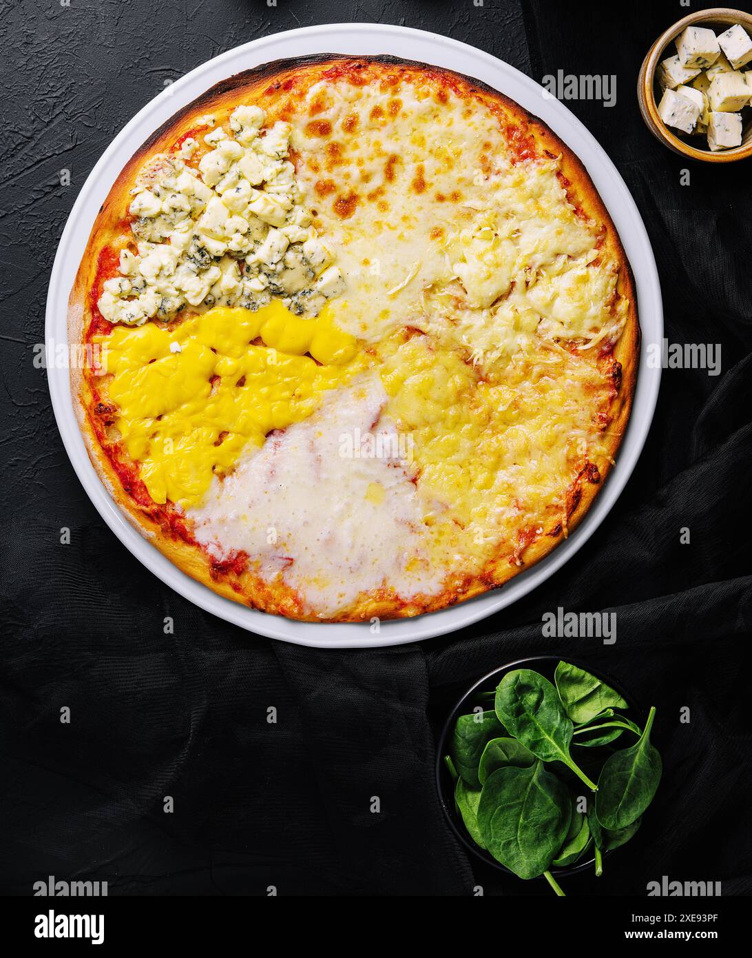 Diversi tipi di formaggio su una grande pizza Foto Stock