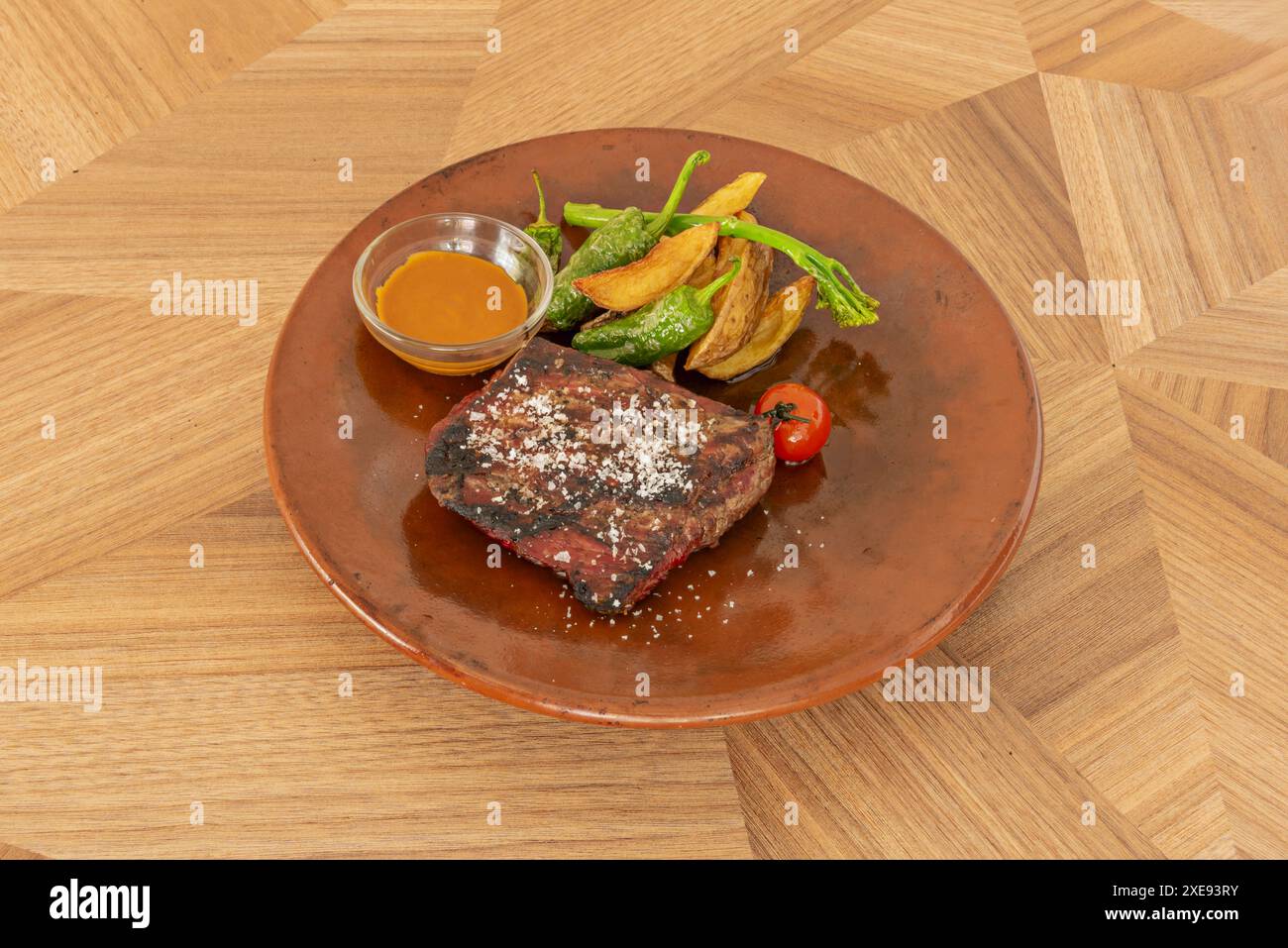 La tostatura, la grigliatura, la grigliatura o la grigliatura è una tecnica di cottura in cui gli alimenti (di solito tagli di carne) sono esposti al calore di un fuoco o di una brace Foto Stock