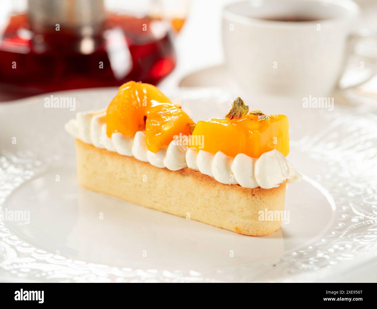 Deliziosa crostata soffice e cremosa con soffici cachi freschi Foto Stock