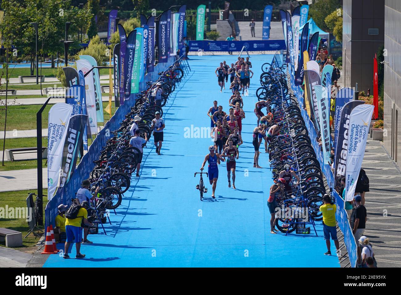 BALIKESIR, TURKIYE - 5 AGOSTO 2023: Atleti che gareggiano nella componente ciclistica dei Campionati europei di Triathlon Sprint e staffetta a Balikesir Foto Stock