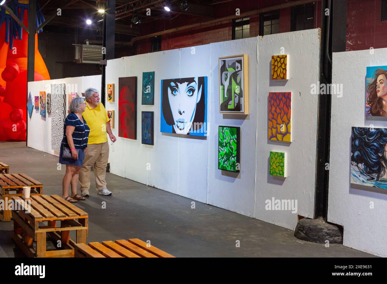 Detroit, Michigan - una mostra d'arte al Michigan Glass Project. Gli artisti creano vetri e altre opere d'arte durante la mostra annuale. L'evento raccoglie denaro a S. Foto Stock