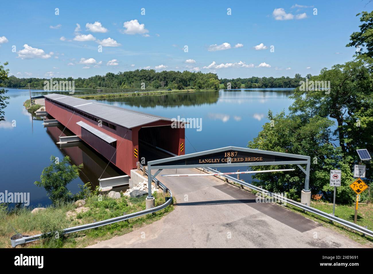 Centreville, Michigan - il Langley Covered Bridge, costruito nel 1887. La sua lunghezza di 282 piedi (in tre campate di 94 piedi) lo rende il più lungo rem coperto Foto Stock