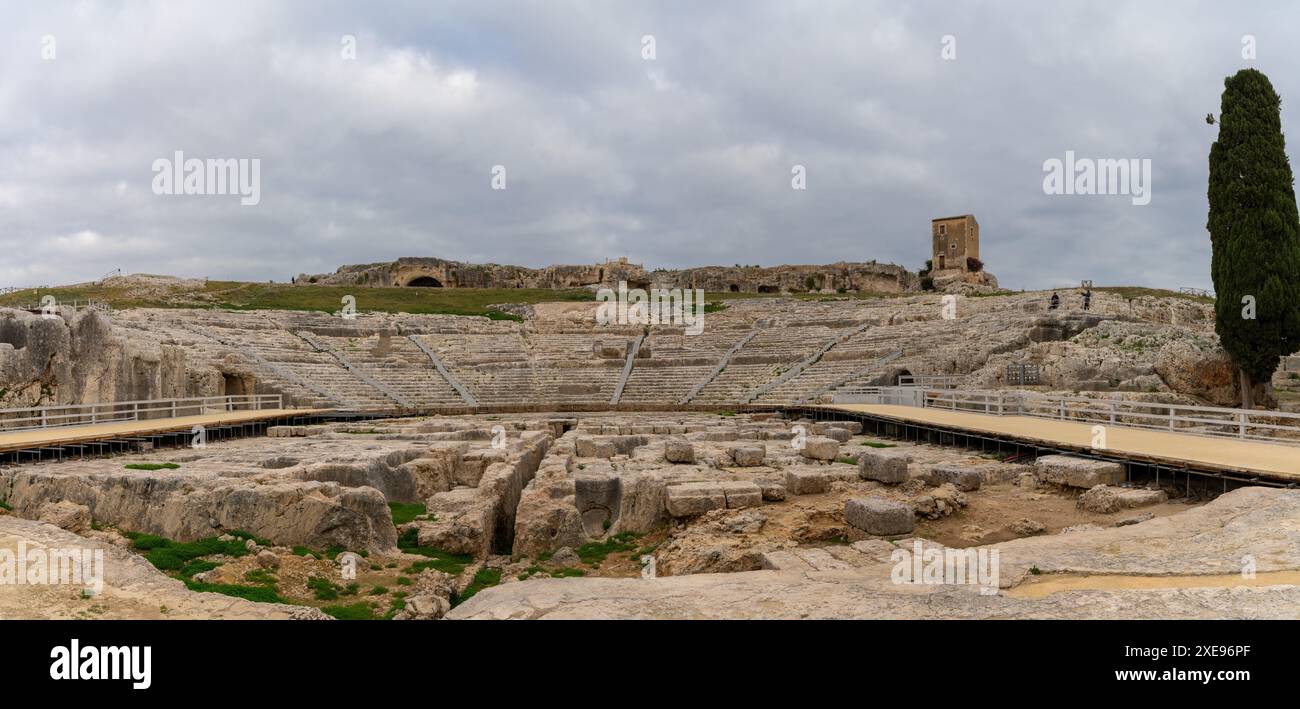 Vista panoramica del Teatro Greco nel Parco Archeologico della Neapolis a Siracusa Foto Stock