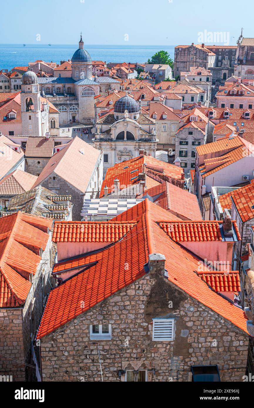 Paesaggio urbano di Dubrovnik dalle mura della città Foto Stock