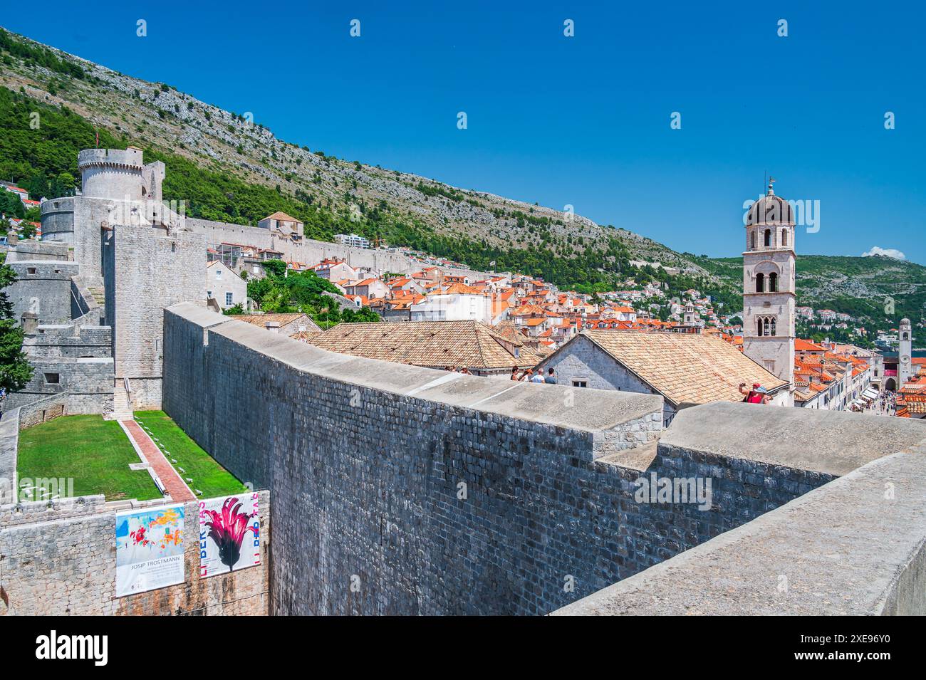 Paesaggio urbano di Dubrovnik dalle mura della città Foto Stock