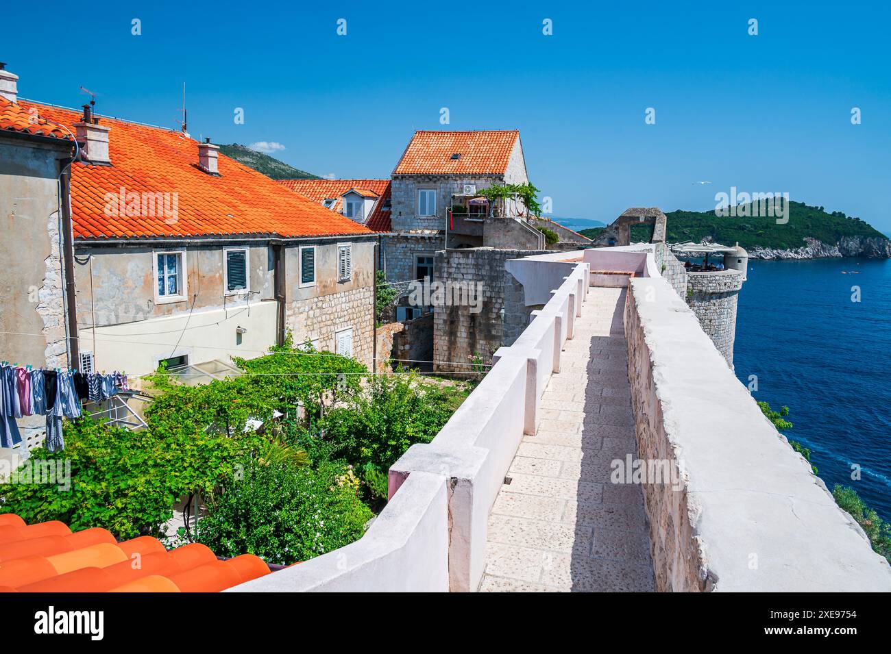 Paesaggio urbano di Dubrovnik dalle mura della città Foto Stock