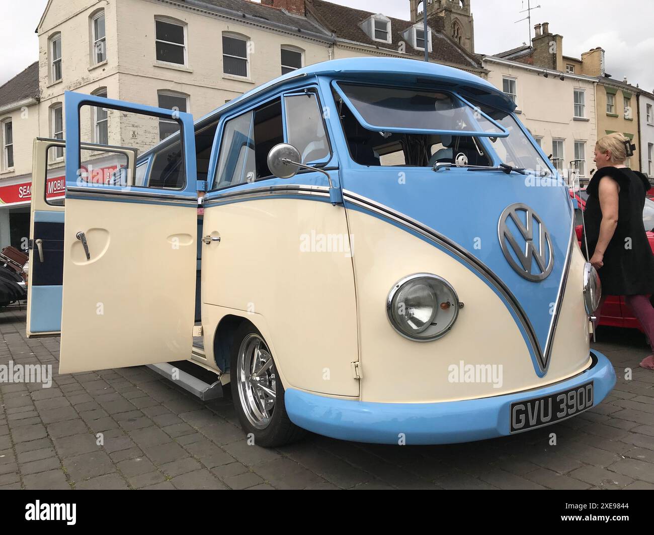 Volkswagen Westfalia camper con parabrezza apribile in occasione di un'esposizione di auto d'epoca nel mercato di Boston nel Lincolnshire Foto Stock
