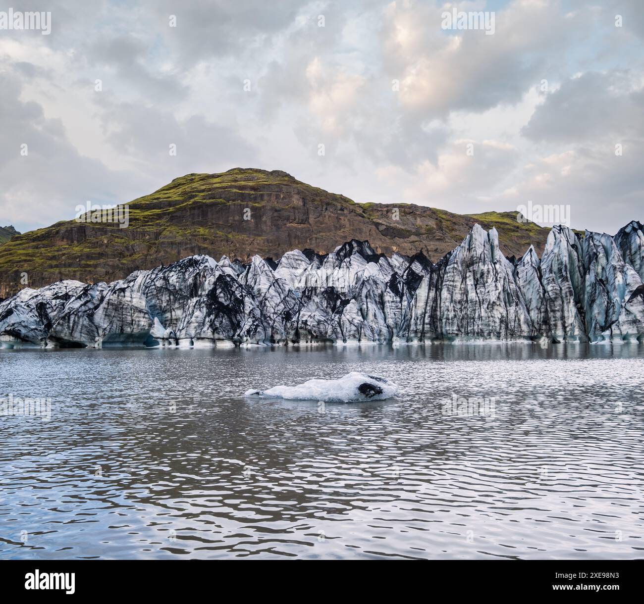 SÃ³lheimajÃ¶kull pittoresco ghiacciaio nel sud dell'Islanda. La lingua di questo ghiacciaio scivola dal vulcano Katla. Bellissimo gl Foto Stock