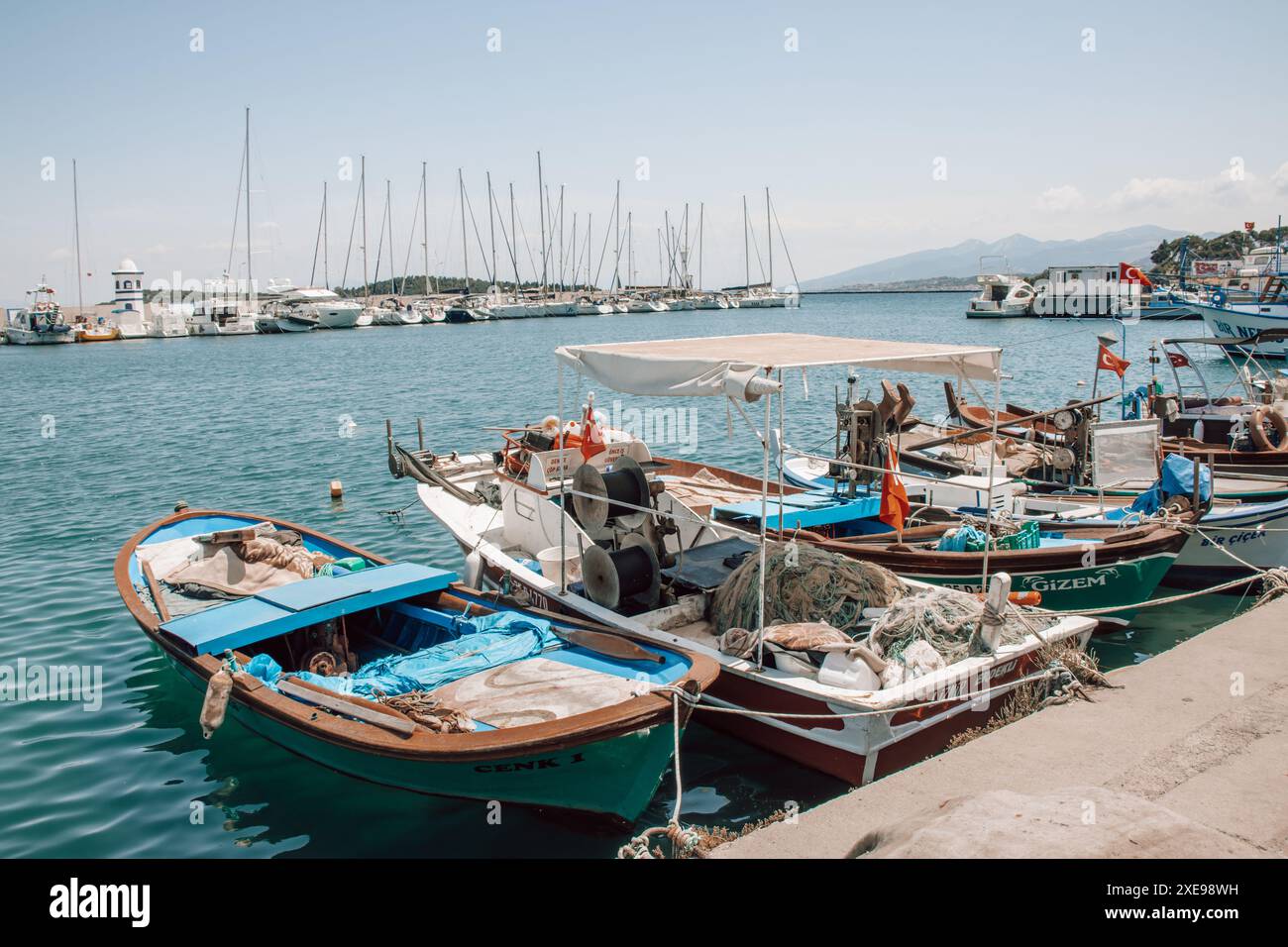 Barche e yacht tradizionali al porto turistico o al porto nella splendida città turca di Urla vicino a Smirne in Turchia in una giornata di sole con cielo blu. Foto Stock