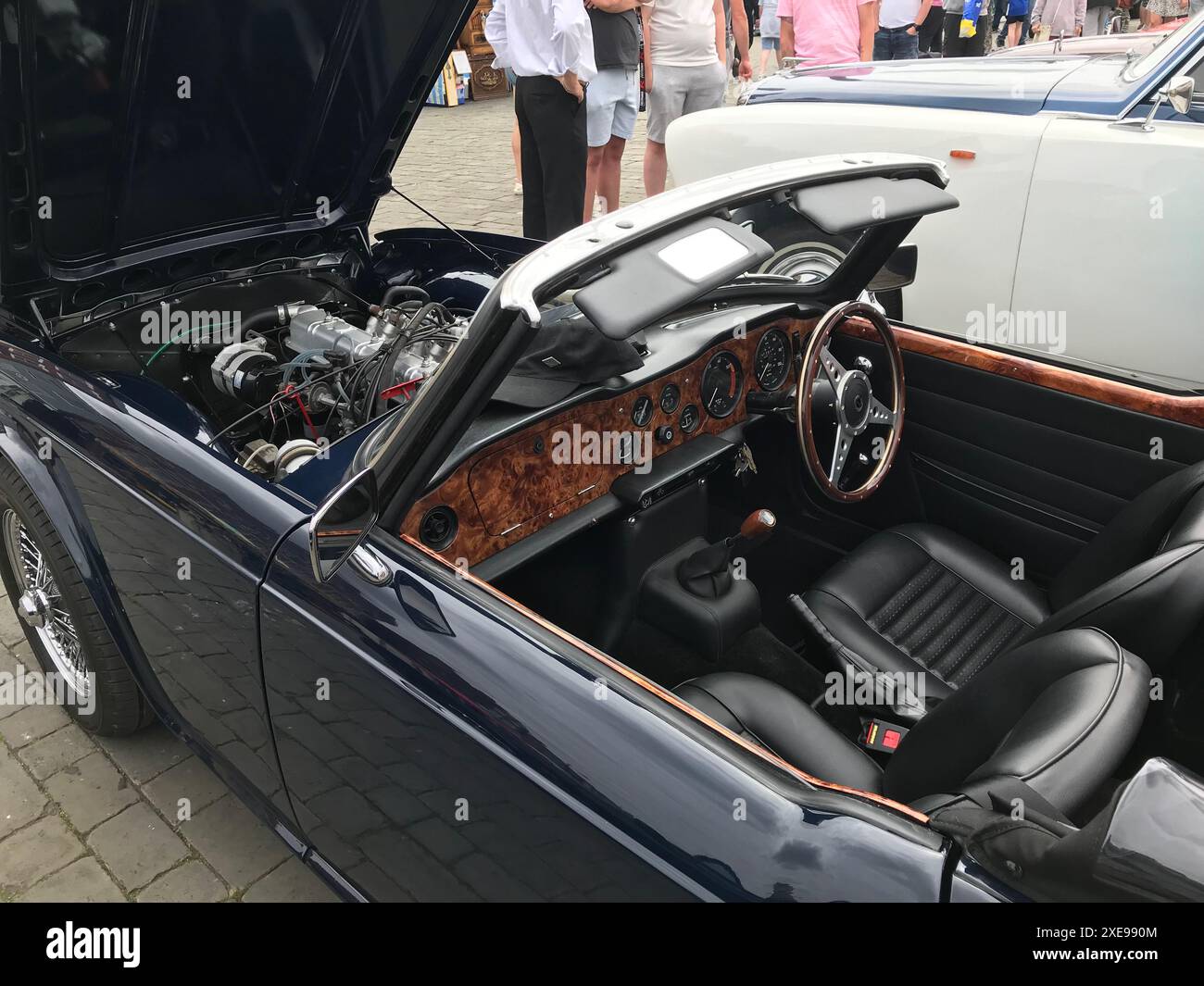 Interno di un tetto in tessuto Triumph TR6 con cofano aperto in occasione di una mostra di auto d'epoca al mercato di Boston nel Lincolnshire Foto Stock