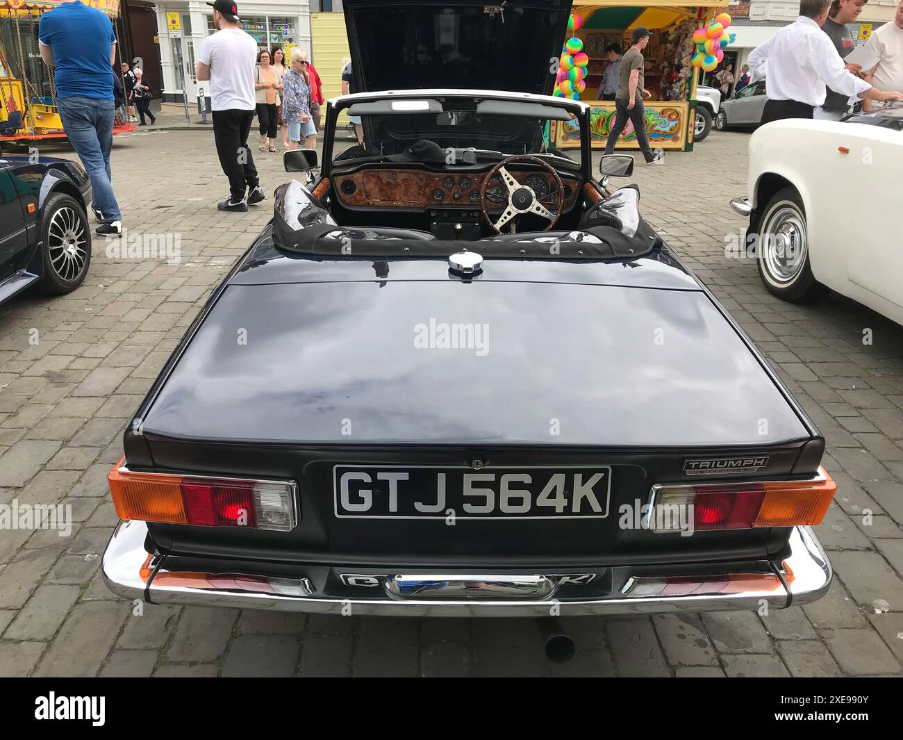 Parte posteriore di un tetto in tessuto Triumph TR6 con cofano aperto in occasione di una mostra di auto d'epoca sul mercato di Boston nel Lincolnshire Foto Stock