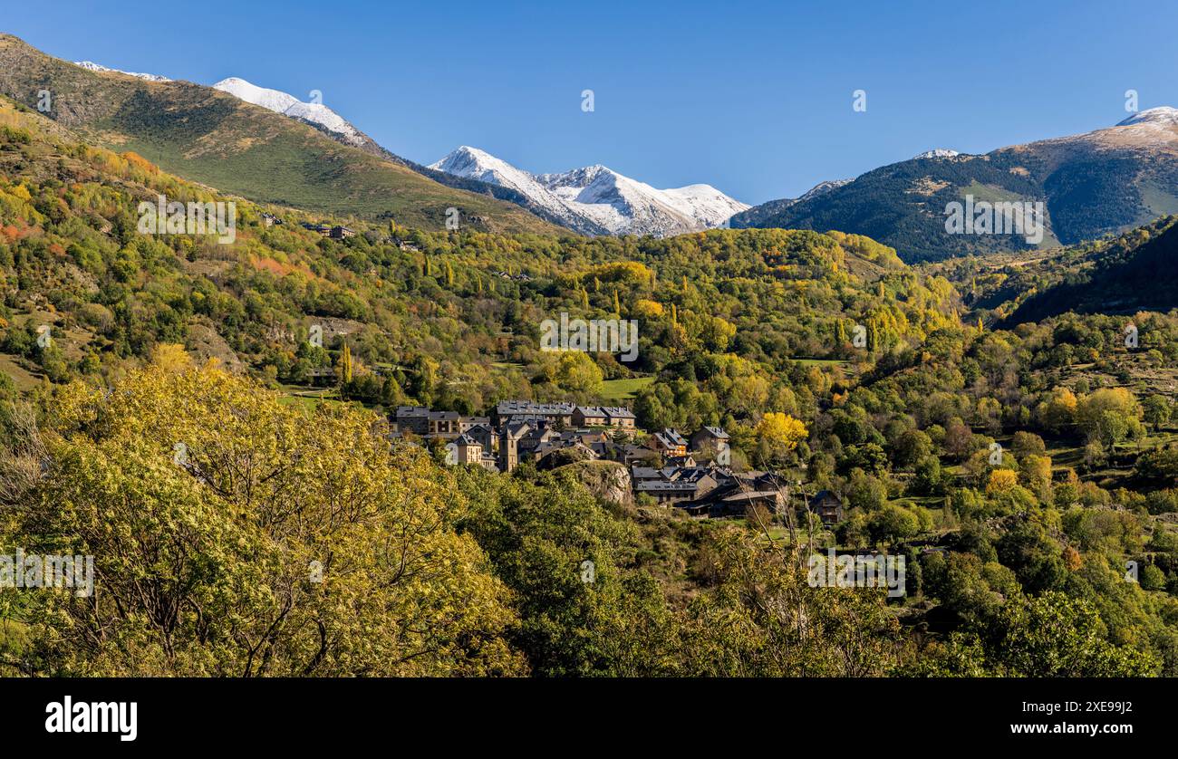 Villaggio di Taull di fronte al PIC del PessÃ³ (2894 m) e pic de les Mussoles (2876 m) Valle di BohÃ­ (la Vall de BoÃ­) Foto Stock