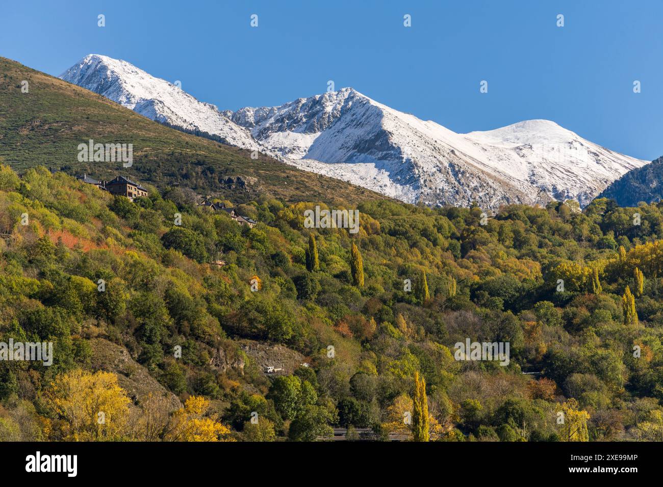 Villaggio di Taull di fronte al PIC del PessÃ³ (2894 m) e pic de les Mussoles (2876 m) Valle di BohÃ­ (la Vall de BoÃ­) Foto Stock