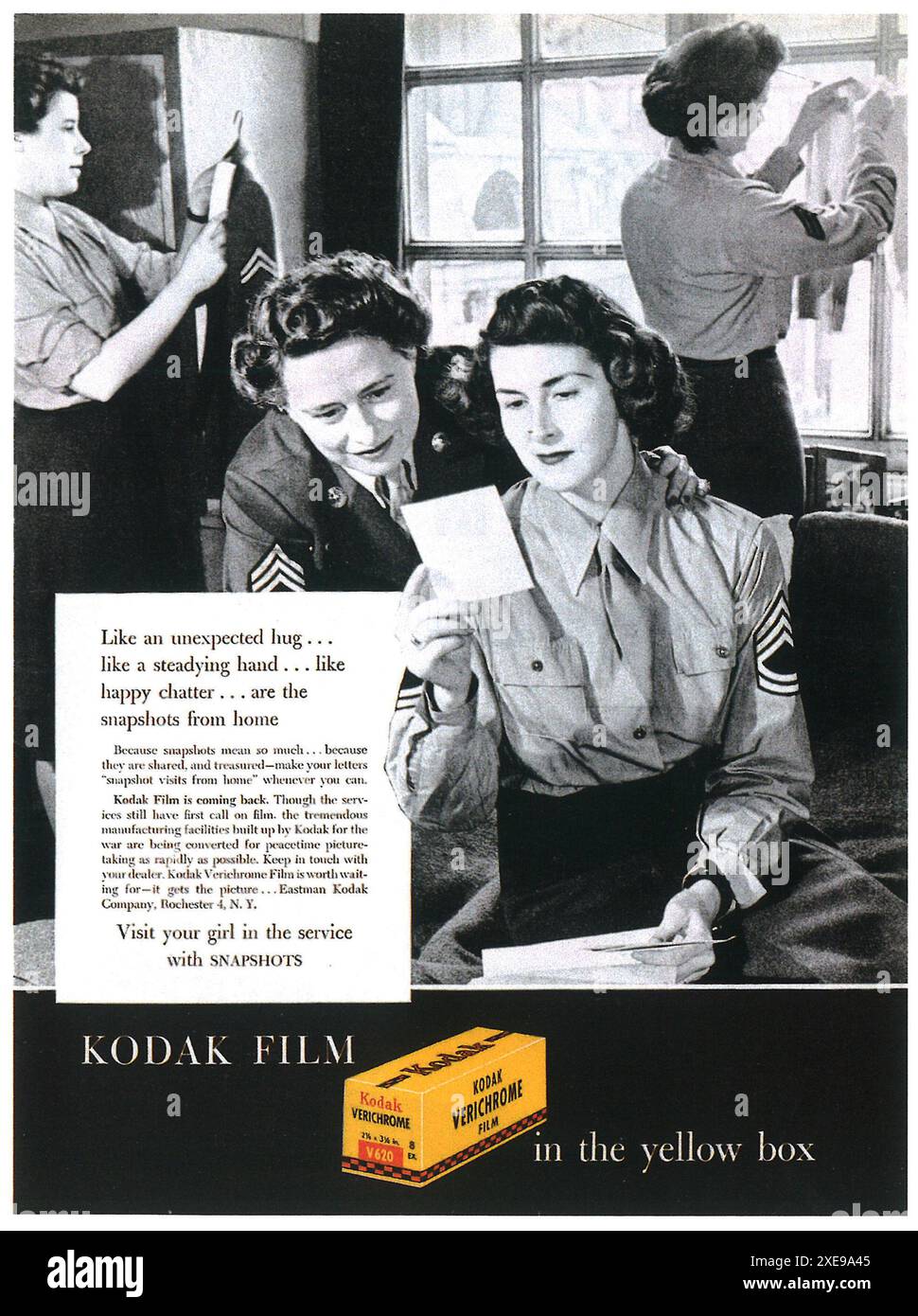 1945 annuncio cinematografico di Kodak Verichrome - 'visita la tua ragazza nel servizio con istantanee' - scatola gialla Foto Stock