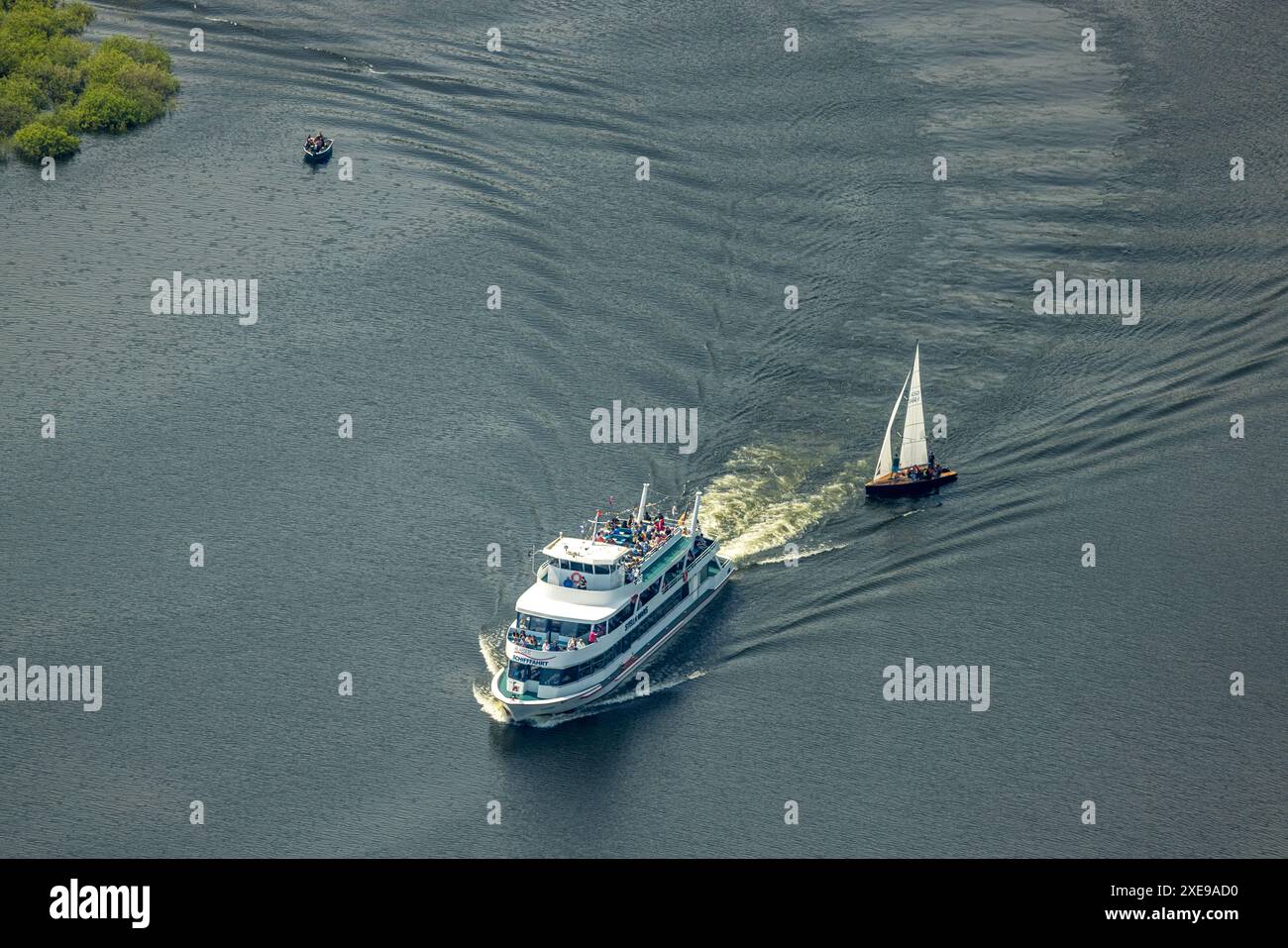 Vista aerea, escursione in barca Rursee, ospiti sul ponte superiore, barca a vela, Parco Nazionale Eifel, Hasenfeld, Heimbach, Renania settentrionale-Vestfalia, Germania, Foto Stock
