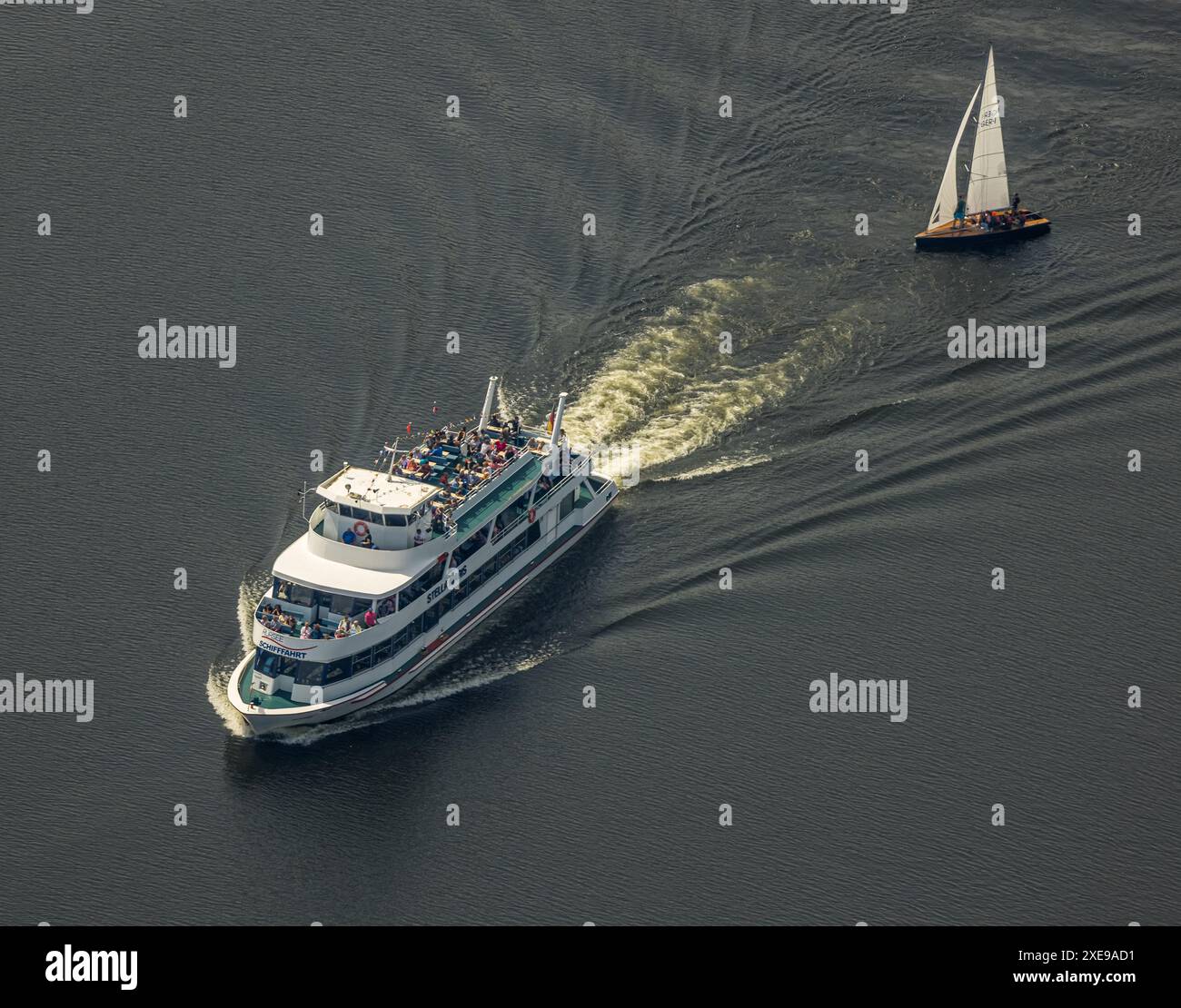 Vista aerea, escursione in barca Rursee, ospiti sul ponte superiore, barca a vela, Parco Nazionale Eifel, Hasenfeld, Heimbach, Renania settentrionale-Vestfalia, Germania, Foto Stock