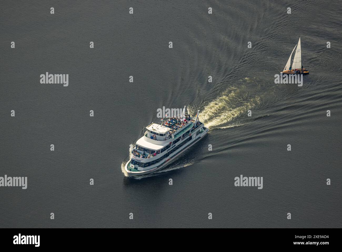 Vista aerea, escursione in barca Rursee, ospiti sul ponte superiore, barca a vela, Parco Nazionale Eifel, Hasenfeld, Heimbach, Renania settentrionale-Vestfalia, Germania, Foto Stock