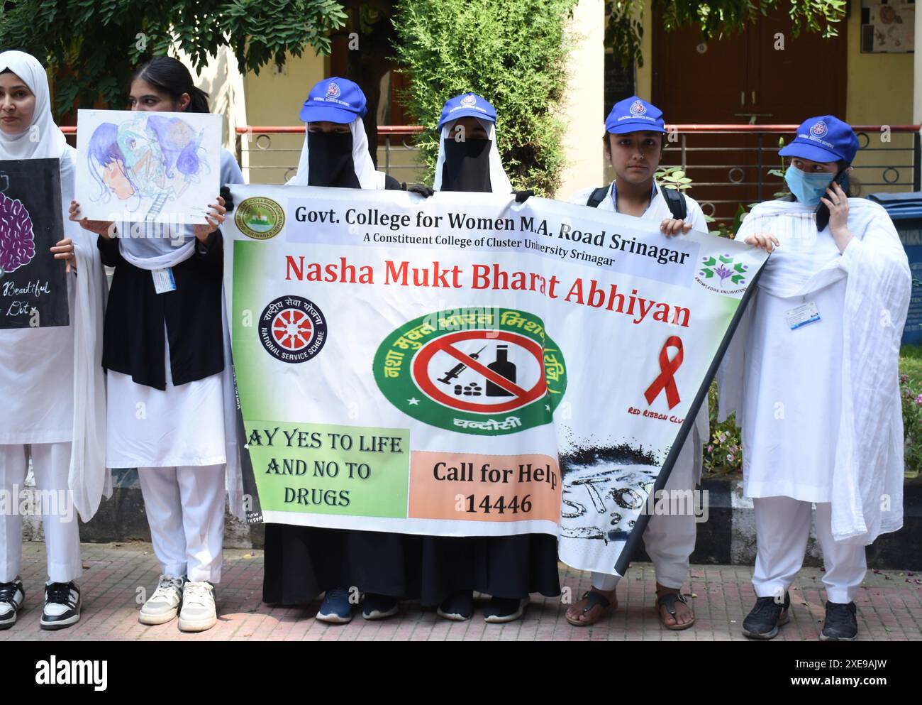 A Srinagar, Kashmir, India, il 26 giugno 2024: Gli studenti di un college femminile M.A. Road a Srinagar si sono riuniti oggi con cartelli e poster per sensibilizzare sulla giornata internazionale contro l'abuso di droga e il traffico illecito. Questa osservanza annuale del 26 giugno mira a promuovere gli sforzi globali per eliminare l'abuso di droga. La campagna di quest'anno sottolinea l'importanza delle politiche basate sulla scienza, il rispetto dei diritti umani, la compassione e la comprensione degli impatti multiforme del consumo di droga sulla società, l'economia e la salute. Uniamoci nei nostri sforzi per affrontare il problema globale della droga, sfruttando la scienza Foto Stock