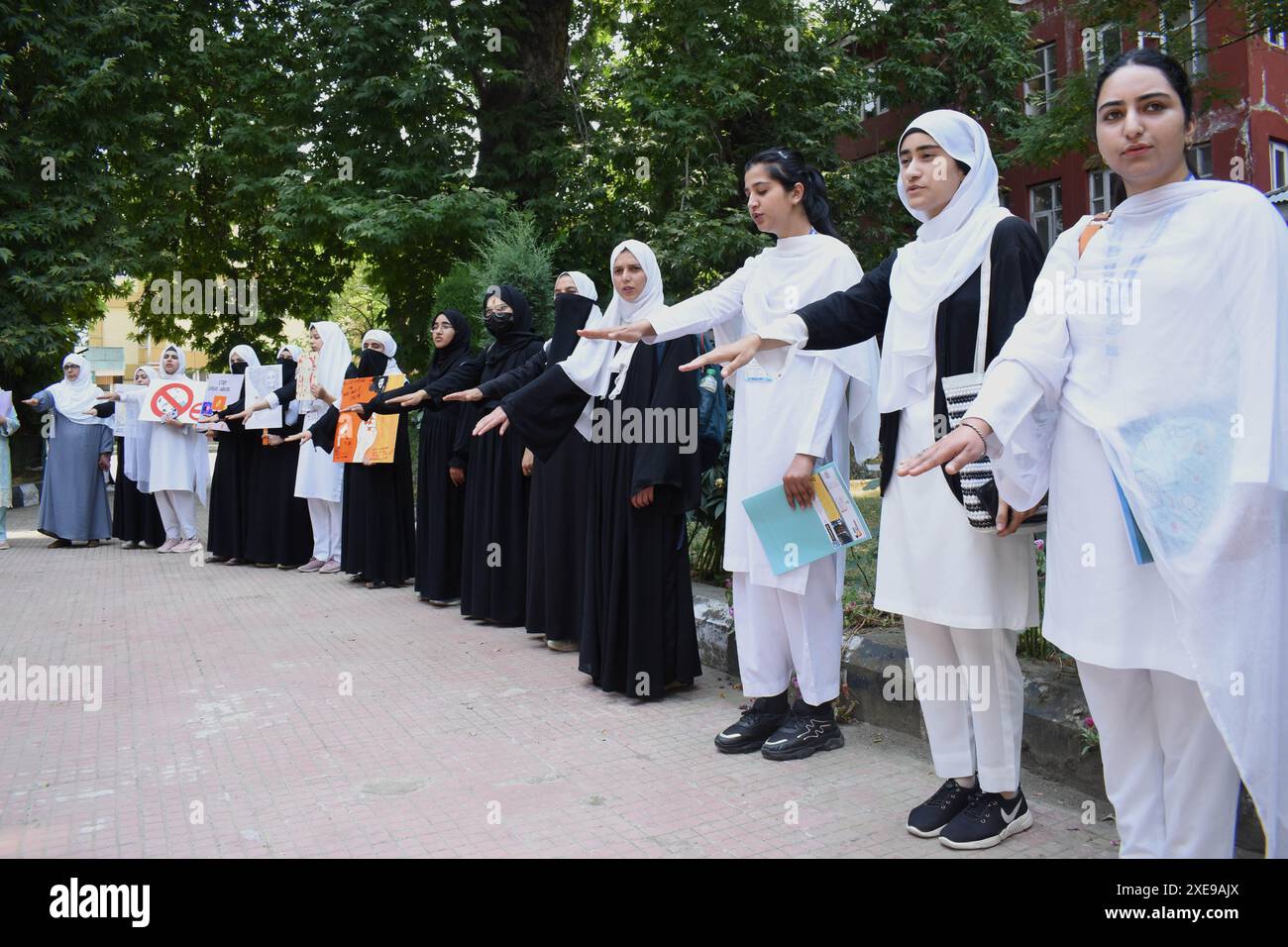 A Srinagar, Kashmir, India, il 26 giugno 2024: Gli studenti di un College femminile M.A. Road a Srinagar si sono riuniti, tenendo cartelloni e promettendo contro l'abuso di droga. Miravano a sensibilizzare l'opinione pubblica sulla giornata internazionale contro l'abuso di droga e il traffico illecito, celebrata ogni anno il 26 giugno. Questa giornata sottolinea gli sforzi globali per eliminare l'abuso di droga attraverso politiche efficaci basate sulla scienza, i diritti umani, la compassione e una comprensione approfondita dei suoi impatti sociali, economici e sanitari. La campagna di quest'anno sottolinea l'importanza di approcci basati su dati concreti nella lotta contro la droga Foto Stock