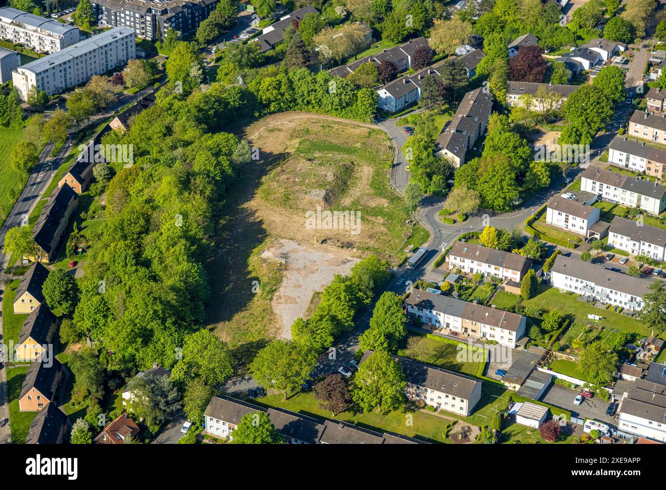 Vista aerea, cantiere con demolizione di scuole, progetto di un nuovo edificio residenziale tra Westender Weg e Am Berge, Westende, Herdecke, Ru Foto Stock