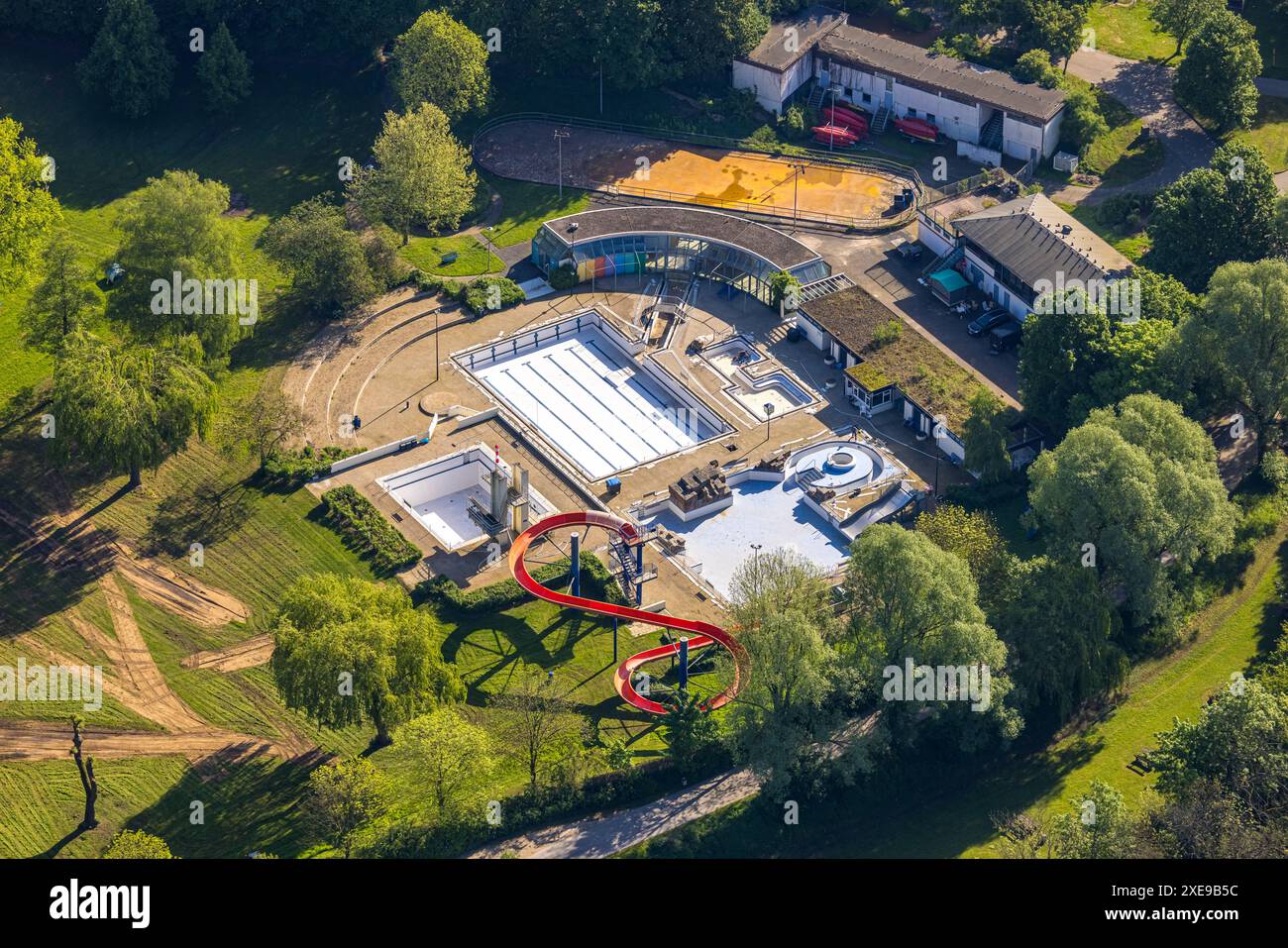 Vista aerea, piscina all'aperto con scivolo acquatico, centro sportivo e ricreativo Bleichstein senza acqua, Herdecke, zona della Ruhr, Renania settentrionale-Vestfalia, Foto Stock