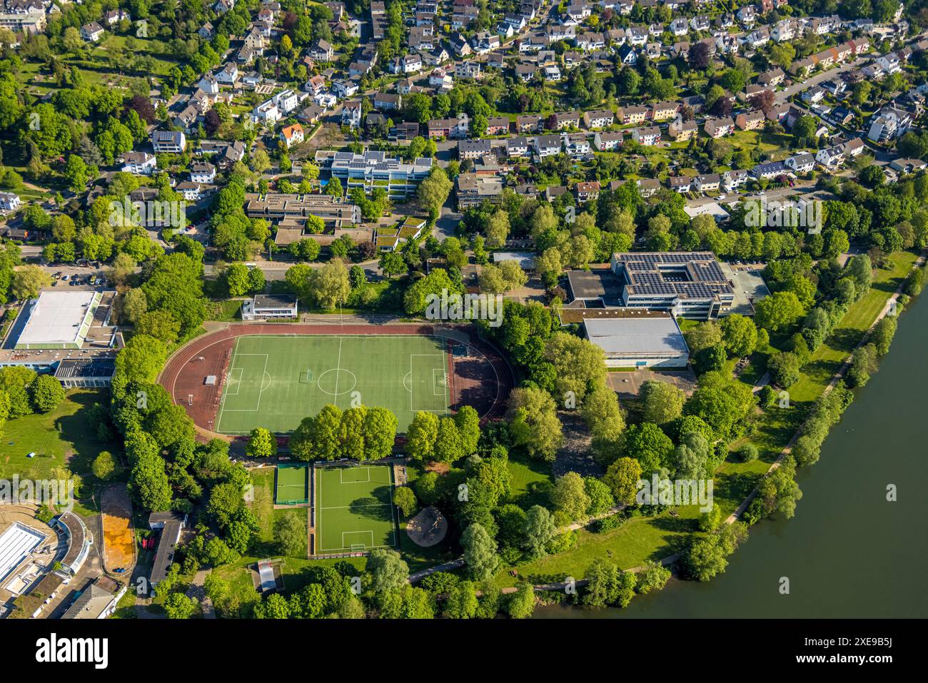 Vista aerea, centro scolastico Bleichstein con Werner Richard School e Realschule am Bleichstein e Friedrich-Harkort School con campo sportivo e spo Foto Stock