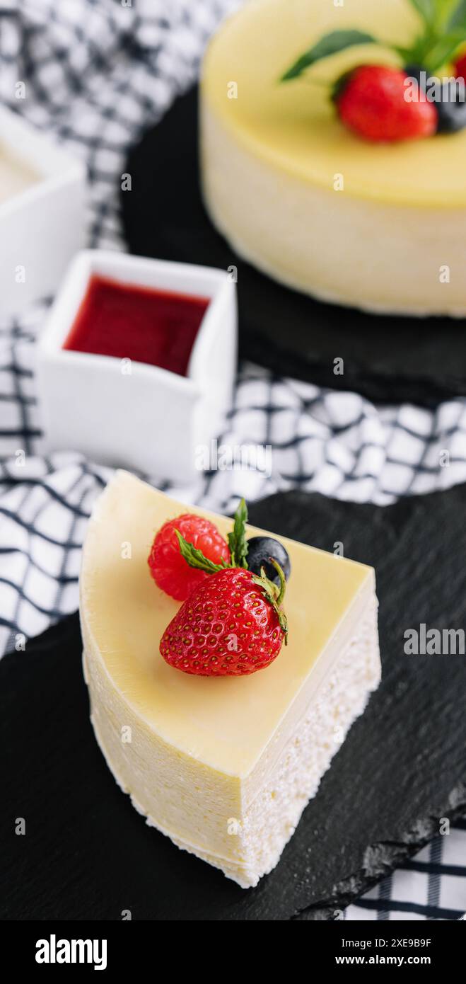 Cheesecake alla fragola fresca su vassoio nero Foto Stock