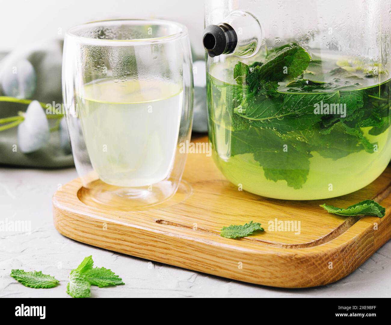 Tè verde in una caraffa e una tazza con menta Foto Stock